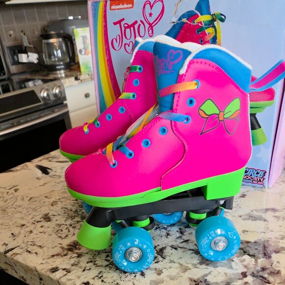 Circle Society Classic Adjustable Indoor  & Outdoor Childrens Roller Skates - Picture 1 of 6